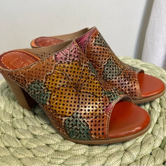 L’Artiste Spring Step Stylin Tan Floral Perforated Peep Toe Slip On Heel Mules - Picture 2 of 8